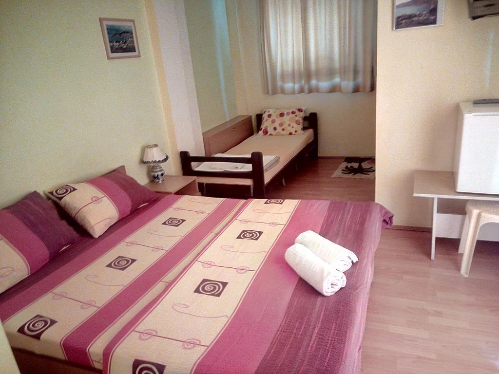 Lile Pestani Accommodation Екстериор снимка